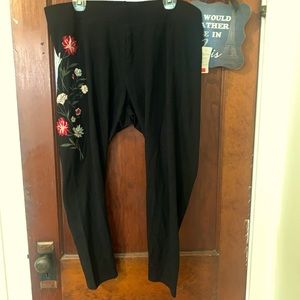 NWT Torrid Floral Embroidered Leggings